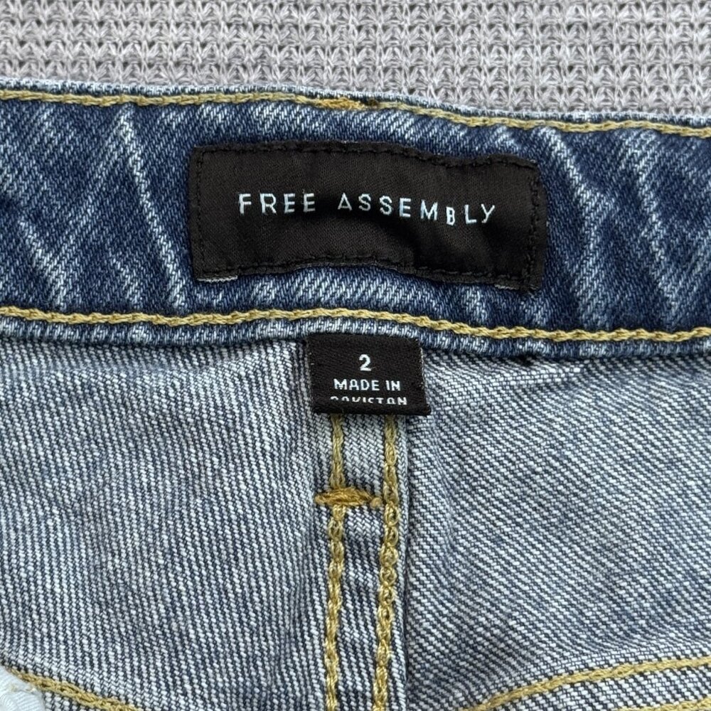 Free Assembly Womens Size 2 Blue Denim 90s Straight Jeans Mid Rise 5 Pockets - Picture 6 of 14